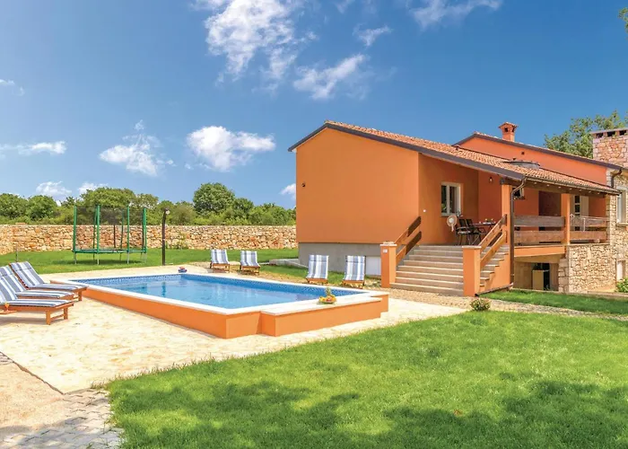 Three-Bedroom Holiday Home In Vodnjan